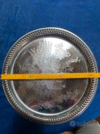 Poatto decorato in metallo