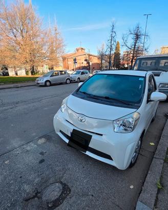 Toyota iQ 