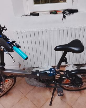 bicicletta elettrica BTWIN accessoriata