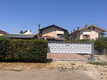 Casa indipendente su tre lati