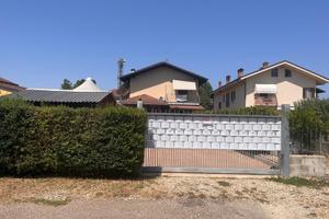 Casa indipendente su tre lati