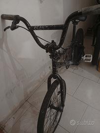 Bicicletta BMX nera