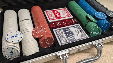 Set 300 fishes con 2 mazzi carte poker e valigetta