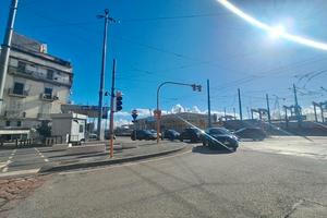 Ad. Via Marina- 2 vani e servizio