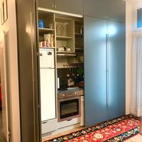 Cucina con elettrodomestici