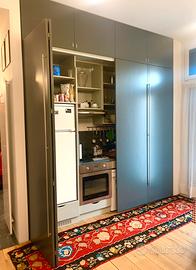 Cucina con elettrodomestici