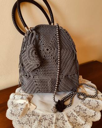 Borsa grande crochet grigia con manici in ecopelle