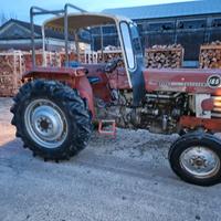 trattore e diversi attrezzi agricoli