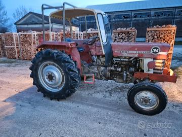 trattore e diversi attrezzi agricoli