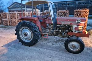 trattore e diversi attrezzi agricoli