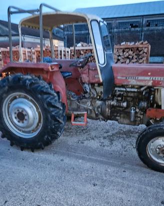 trattore e diversi attrezzi agricoli