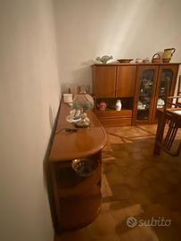 Mobile in legno ad angolo da interno
