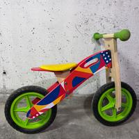 Bicicletta in legno senza pedali