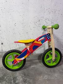 Bicicletta in legno senza pedali