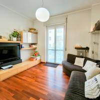 arredamento sala con divano, librerie, mobile TV