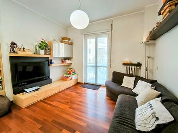 arredamento sala con divano, librerie, mobile TV