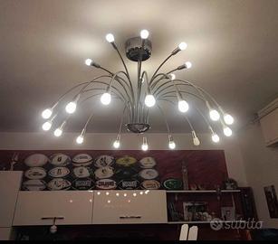 Lampadario unico a bracci orientabili