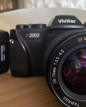 Vivitar V2000 con zoom 28-70mm Tamron