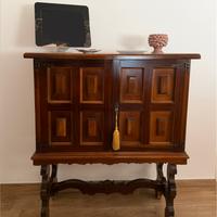 Mobile Bar antico in legno con ante lavorate