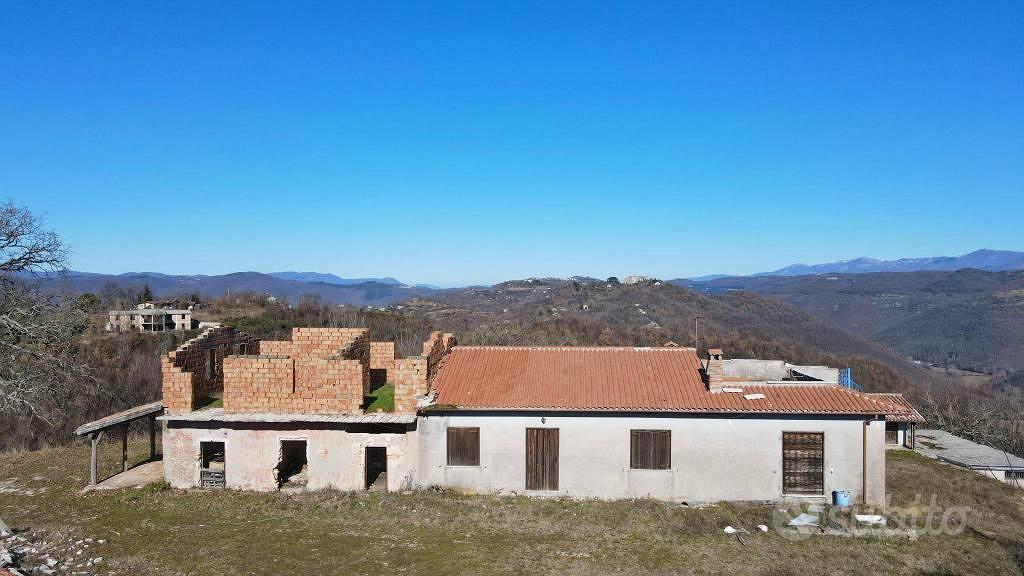 Rustico / Casale di 415 m² con più di 5 locali a R - Vista 3