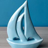 Barca a vela in ceramica