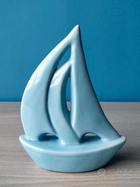 Barca a vela in ceramica