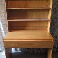 scrivania con mensole