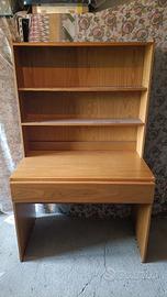 scrivania con mensole