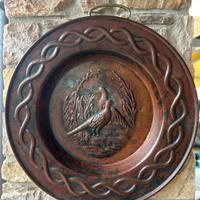 Piatto decorativo vintage in rame sbalzato