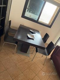 Tavolo in wenge allungabile e sedie abbinate