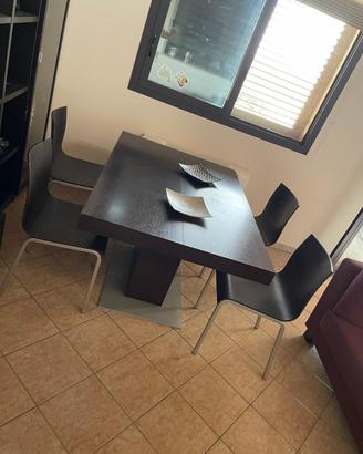 Tavolo in wenge allungabile e sedie abbinate