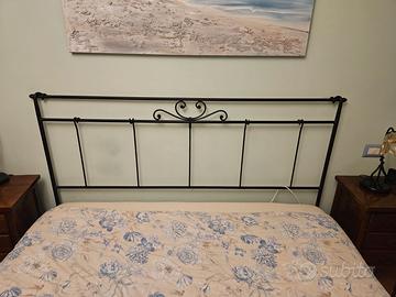 Letto matrimoniale, lampadario, lampade e tenda