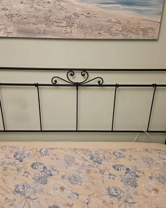 Letto matrimoniale, lampadario, lampade e tenda