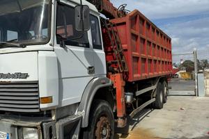 Iveco 190 con gru