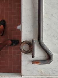 gancio per porta in ferro battuto 