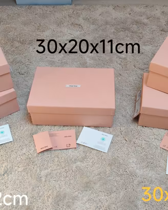 scatole Miu Miu rosa di tre dimensioni 
