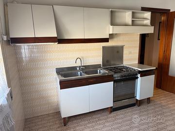 Cucina + forno + fornelli + lavandino + pensili