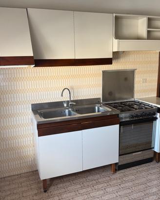 Cucina + forno + fornelli + lavandino + pensili