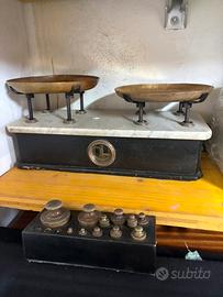 Bilancia a due piatti con pesi e piano in marmo