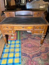 Antica scrivania in noce e radica del 1800