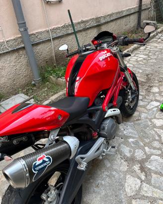 Ducati Monster 696