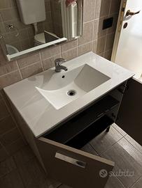 Mobile bagno con lavabo, specchio e lampada