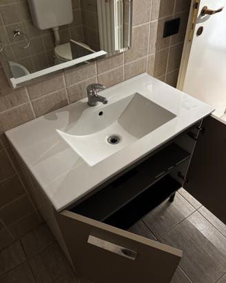 Mobile bagno con lavabo, specchio e lampada