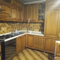 Cucina ad angolo in legno con elettrodomestici