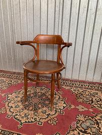 Poltroncina vintage in legno curvato stile Thonet