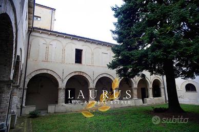 Palazzo / Stabile di 500 m² con più di 5 locali a 