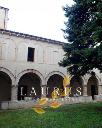 Palazzo / Stabile di 500 m² con più di 5 locali a 