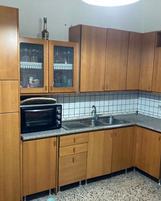Cucina componibile in legno.