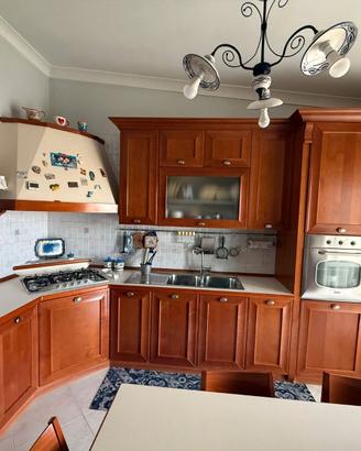 Cucina angolare in legno ciliegio