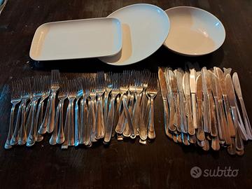 105 piatti nuovi di ceramica bianca .